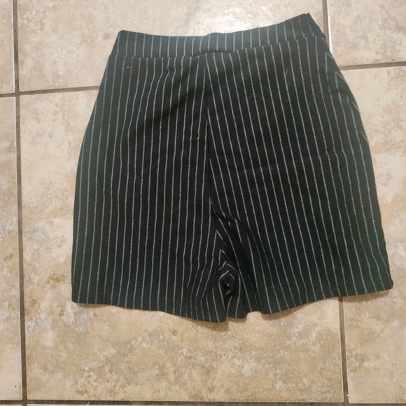Charlotte Russe Black skort (a skirt in front & shorts in back) L(FITS LIKE S/M) - Picture 3 of 4